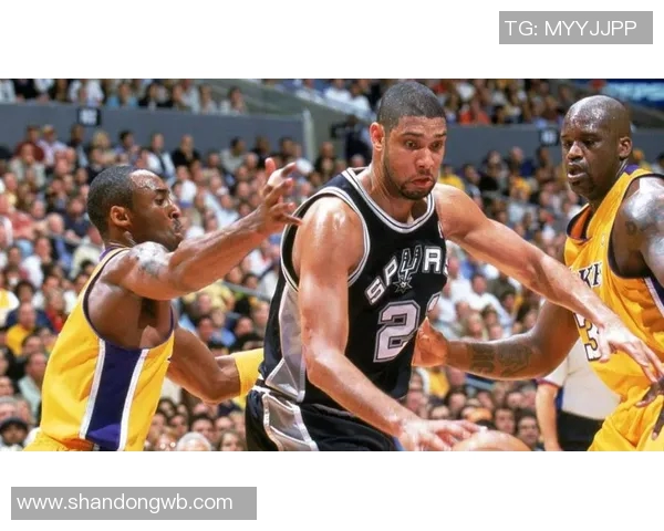 科比与邓肯巅峰对决45分之战回顾传奇瞬间与篮球智慧的较量 科比与邓肯巅峰对决45分之战回顾传奇瞬间与篮球智慧的较量